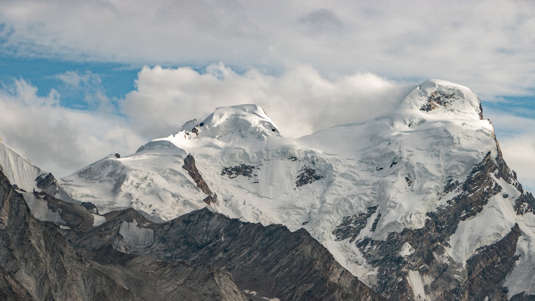 Photo Snow-capped peaks
